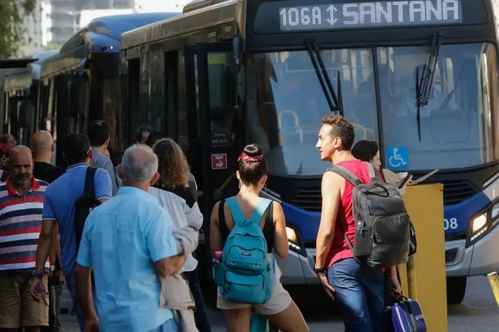 Motoristas de ônibus terão salário de R$ 7.051 após novo acordo coletivo