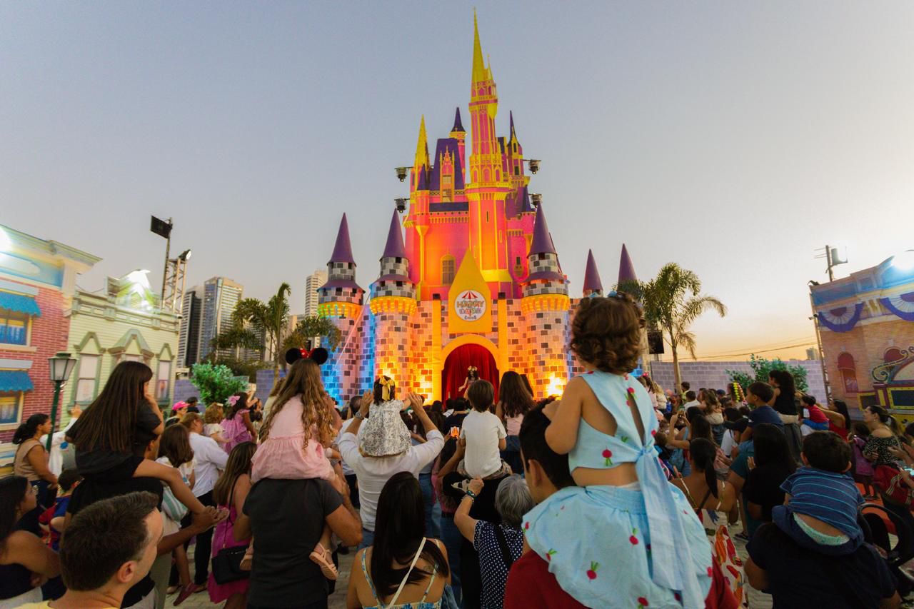 Parque mágico inspirado na Disney voltará a Goiânia com pista de gelo e atrações inéditas
