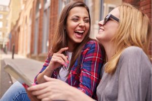 Segundo a psicologia, pessoas que riem de tudo nem sempre são mais felizes