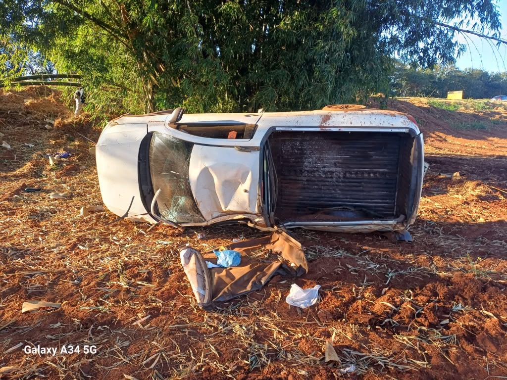 Veículo conduzido por um homem de 45 anos saiu da pista, atingiu uma árvore e capotou na BR-060, em Jataí. (Foto: Reprodução/PRF) 