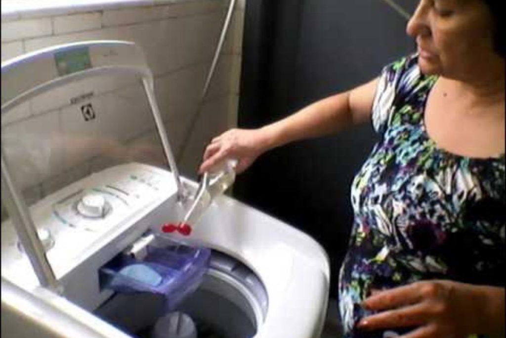 Colocar vinagre na máquina de lavar