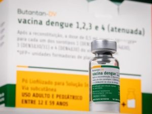 SUS suspende uso de vacina da dengue do Butantan após reações adversas