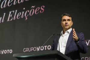 Em evento com empresárias, Flávio Bolsonaro diz que Lula parece 'chefe do PCC'
