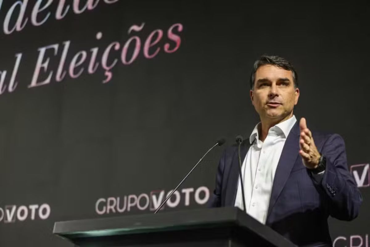 Em evento com empresárias, Flávio Bolsonaro diz que Lula parece 'chefe do PCC'