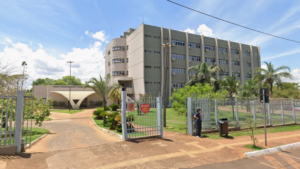 Fórum de Itumbiara. adolescente