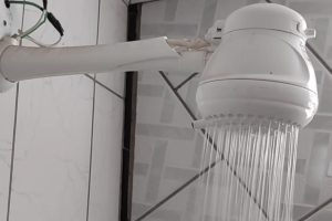 Encanador revela a técnica para aumentar a pressão do chuveiro e das torneiras sem gastar com outro equipamento