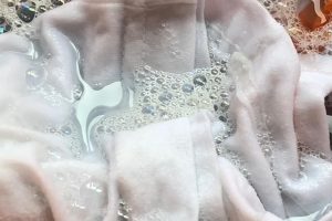 Como lavar roupa branca e deixá-la branquinha sem precisar de nenhum produto forte