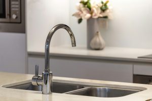 Adeus, pias de granito: esse novo estilo de pedra virou o queridinho das donas de casa