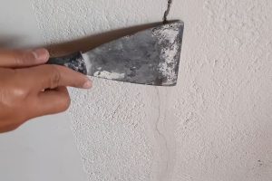 A tinta emborrachada caseira ganha destaque por proteger paredes externas contra infiltrações e rachaduras