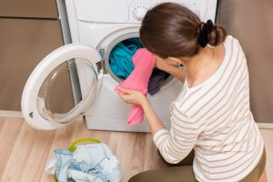 Entender a diferença entre tanquinho e máquina de lavar ajuda a evitar danos às roupas e economizar produtos