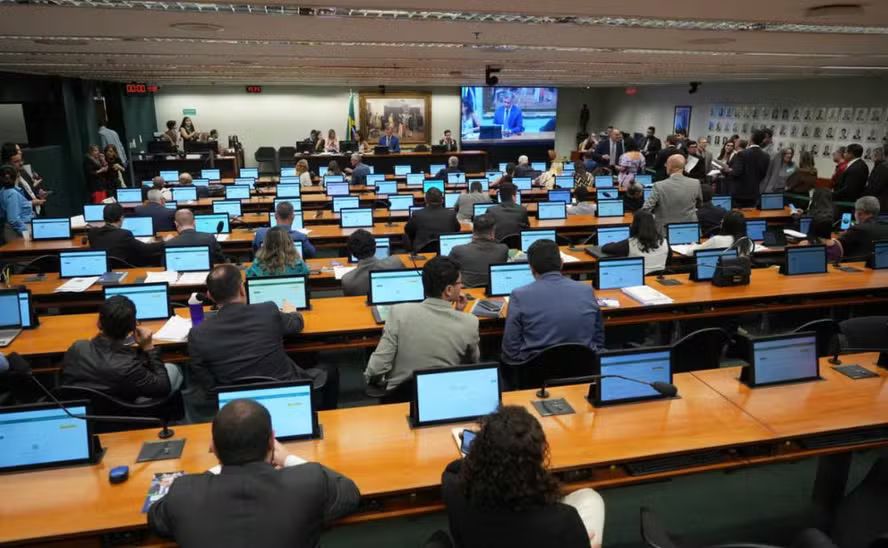 Deputados da Comissão de Constituição e Justiça aprovaram a admissibilidade da PEC que reduz a maioridade penal para 16 anos. (Foto: Divulgação/Pablo Valadares/Câmara)