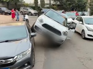 Acidente improvável vira cena curiosa em rua de Goiânia