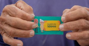 Carteira do idoso: como fazer para viajar de graça pelo Brasil