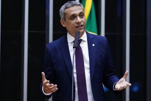 Gustavo Gayer é submetido a cirurgia e segue internado na UTI