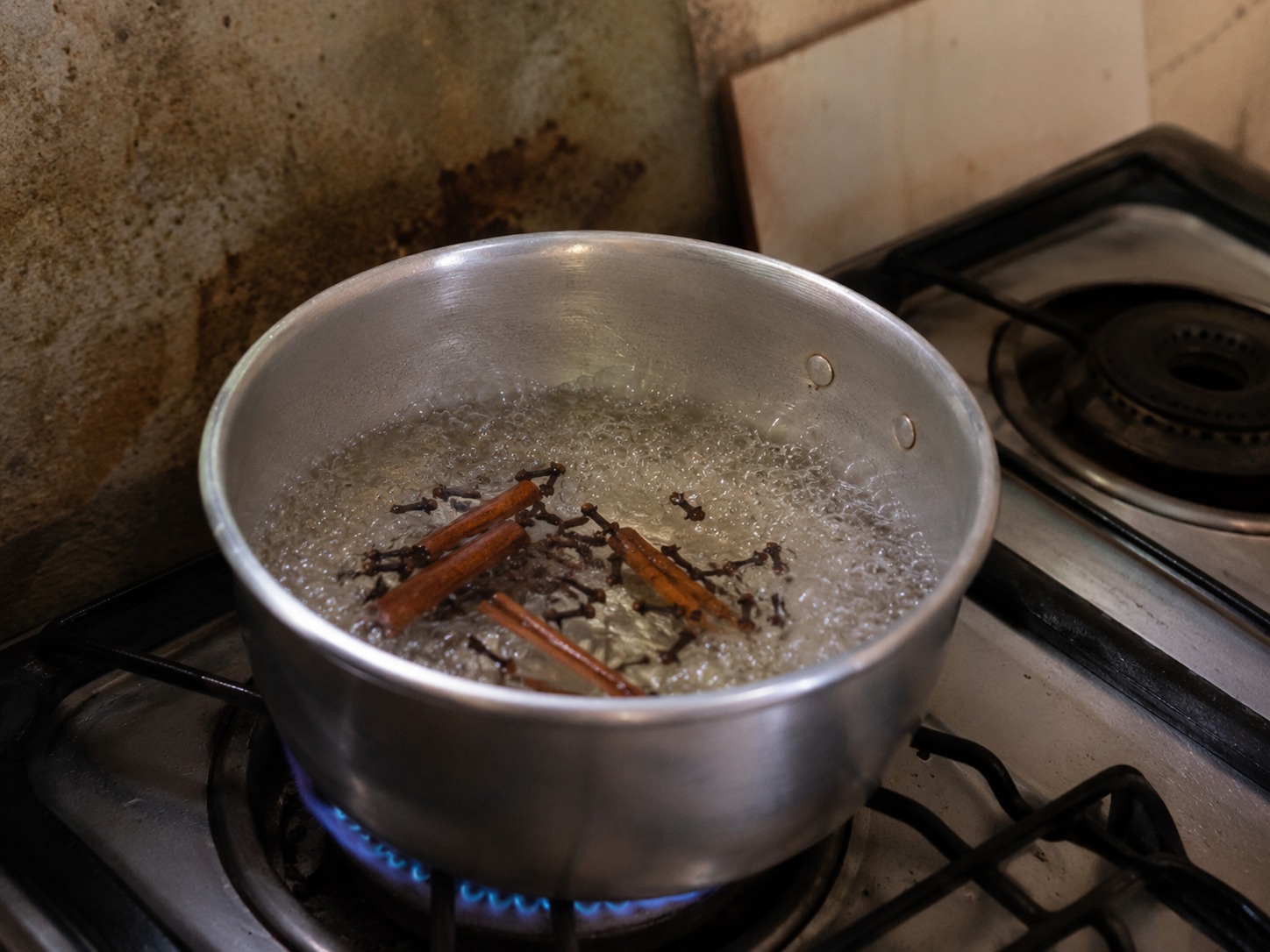 Ferver cravo e canela por 20 minutos: para que serve e por que é recomendado