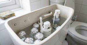 O papel-alumínio no vaso sanitário virou tendência por ajudar na manutenção da limpeza, mas especialistas alertam para o uso correto