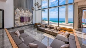Adeus, sala de estar tradicional: nova tendência transforma o ambiente e conquista as casas brasileiras