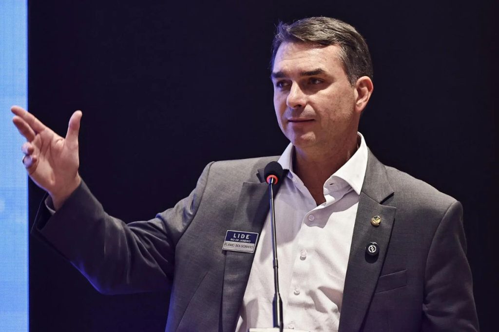 Pré-campanha de Flávio Bolsonaro aciona STF após fala de Lula sobre enforcamento de traidores