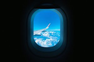Por que as janelas dos aviões são redondas e não quadradas, segundo as companhias aéreas