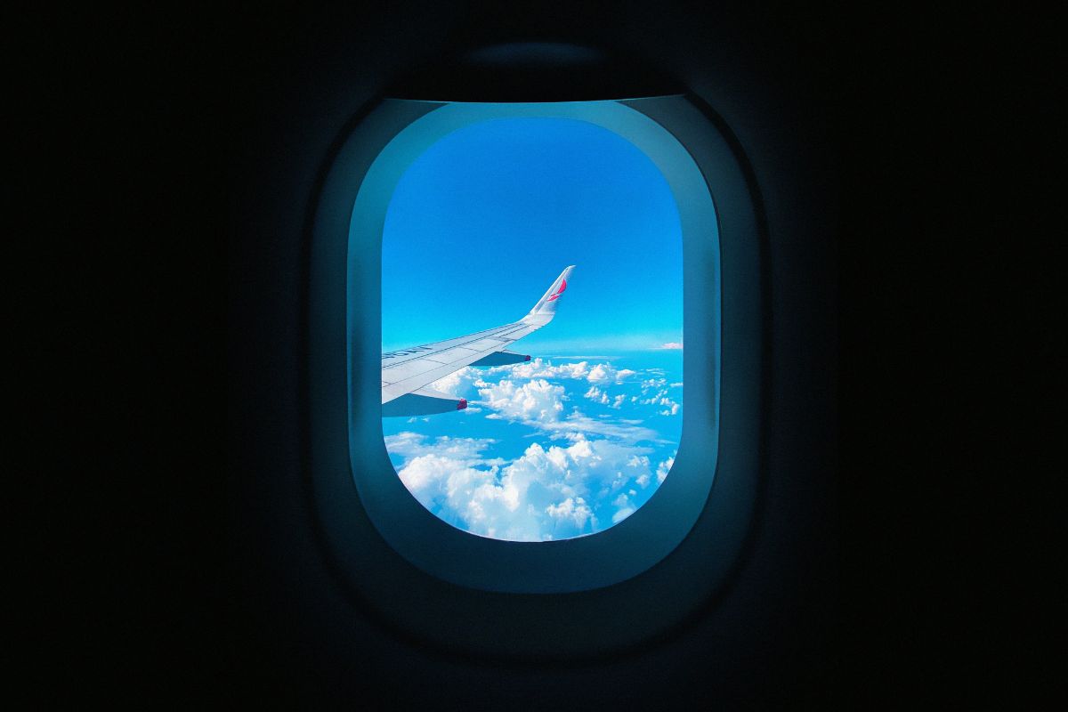 Por que as janelas dos aviões são redondas e não quadradas, segundo as companhias aéreas