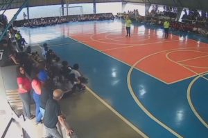 Mais de 500 alunos fazem oração para professora antes de cirurgia em Goiânia