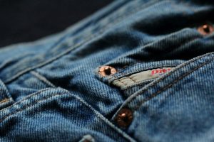 Para que serve o pedacinho de metal que tem nos bolsos das calças jeans, segundo fabricantes