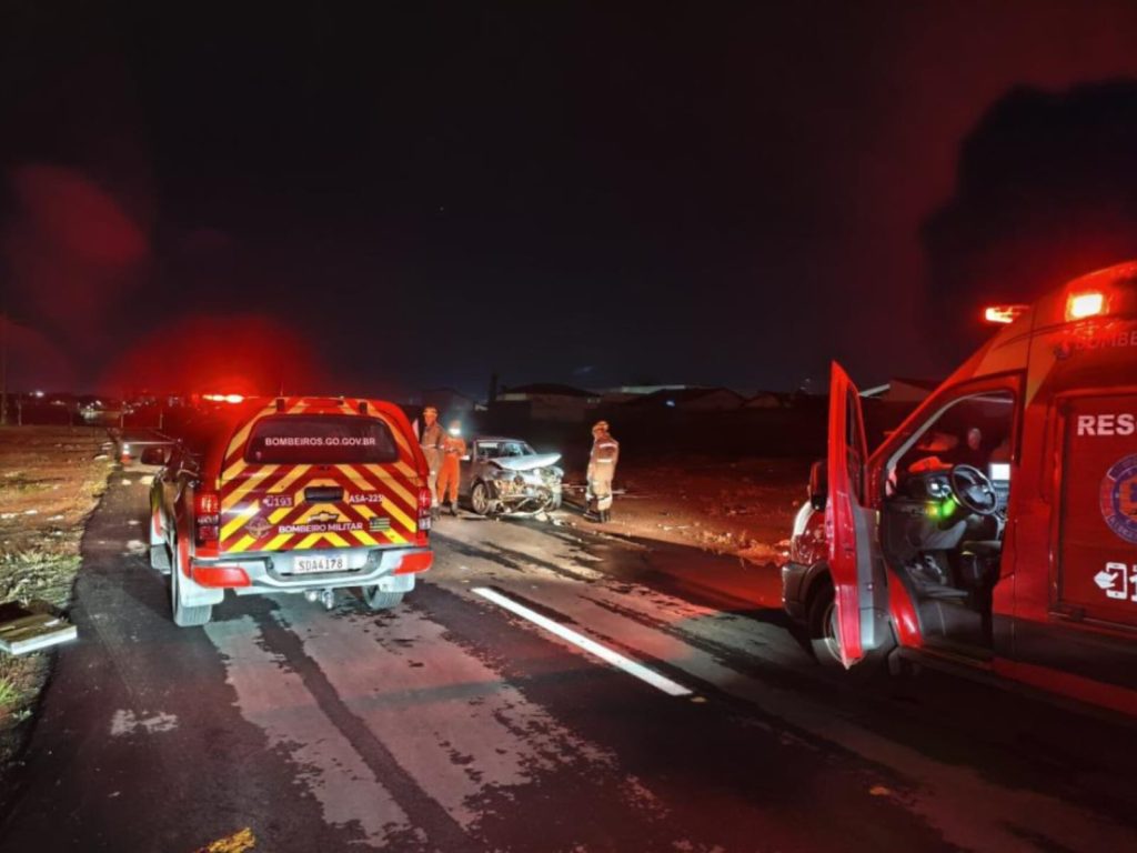 Acidente entre carros termina com homem morto a facadas em Goiânia