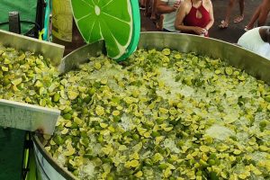 Produzida com centenas de quilos de limão e litros de cachaça, a tradicional caipirinha é o principal símbolo da festa. (Foto: Reprodução/Instagram/@festivaldolimaotaiti)
