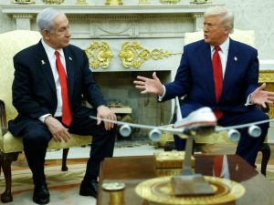 Netanyahu parabeniza Trump por aniversário e fala em paz pela força