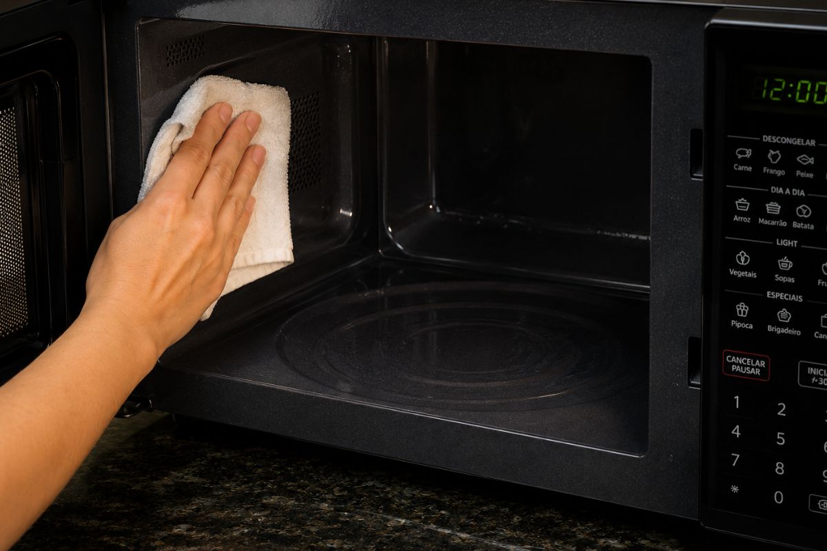 jeito mais fácil de limpar o micro-ondas