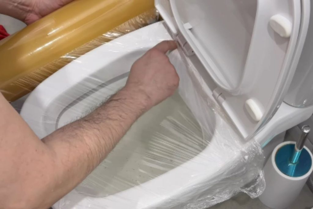 O truque para desentupir o vaso sanitário utiliza plástico filme para criar um efeito de sucção durante a descarga