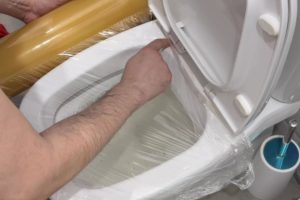 O truque para desentupir o vaso sanitário utiliza plástico filme para criar um efeito de sucção durante a descarga