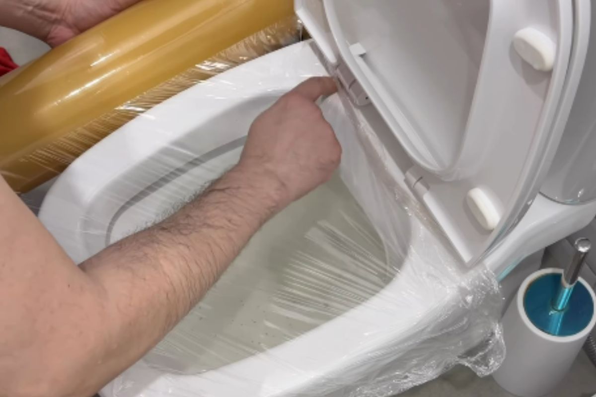 O truque para desentupir o vaso sanitário utiliza plástico filme para criar um efeito de sucção durante a descarga