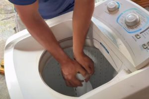 Um técnico mostrou como arrumar a máquina de lavar que está fazendo barulho durante a centrifugação com um reparo simples