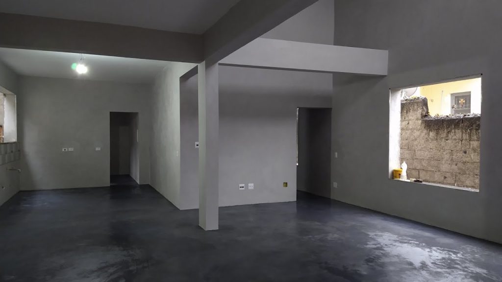 porcelanato e a madeira