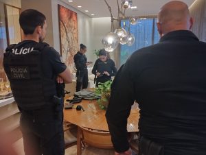 Operação Opus Malus cumpriu mandados de busca e apreensão em Goiânia e determinou o bloqueio de R$ 1,5 milhão em bens e valores dos investigados. (Foto: Divulgação/Polícia Civil)