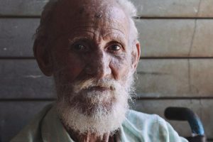 Segundo a psicologia, os idosos sentem a solidão com mais intensidade não quando estão sozinhos, mas após uma ligação, quando o contraste entre a conexão e o silêncio se torna mais evidente