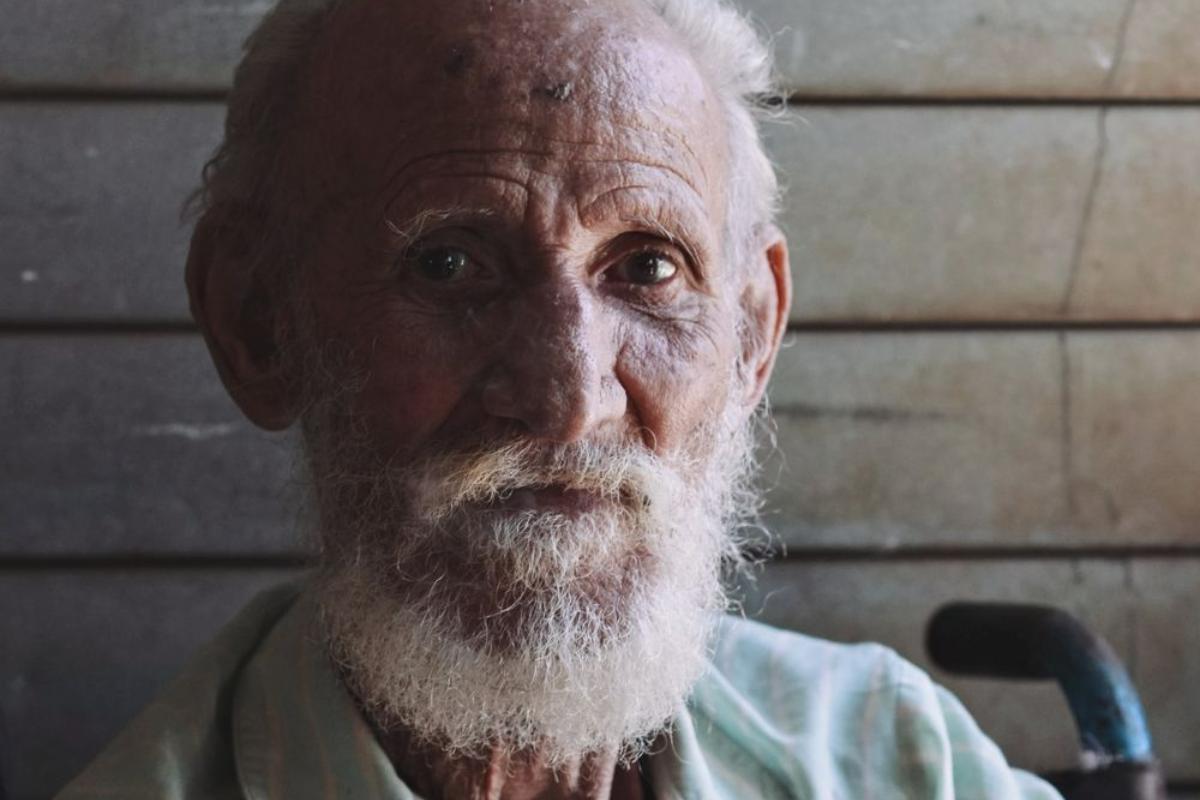Segundo a psicologia, os idosos sentem a solidão com mais intensidade não quando estão sozinhos, mas após uma ligação, quando o contraste entre a conexão e o silêncio se torna mais evidente