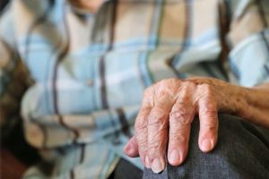 Idosos de 60 a 64 anos que moram em Goiás podem receber R$ 300 por mês mesmo sem estar aposentados