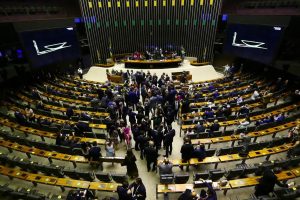 Bancada cristã quer que projeto contra misoginia proteja discurso de submissão da mulher ao marido