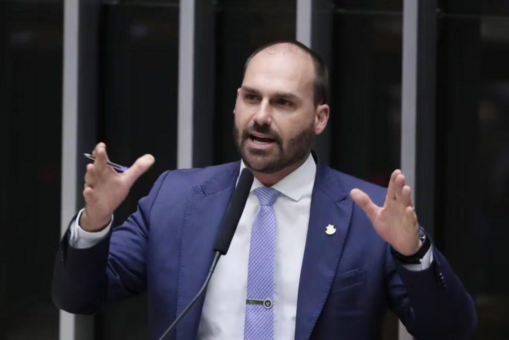 Eduardo Bolsonaro diz que julgamento do STF é 'sem pé nem cabeça' e visa tirá-lo das eleições
