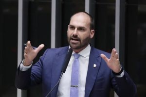 Eduardo Bolsonaro diz que julgamento do STF é 'sem pé nem cabeça' e visa tirá-lo das eleições