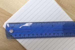Por que as réguas têm um furinho no canto? Fabricantes revelam a verdadeira função desse detalhe e explicam como ele ajuda a preservar o material