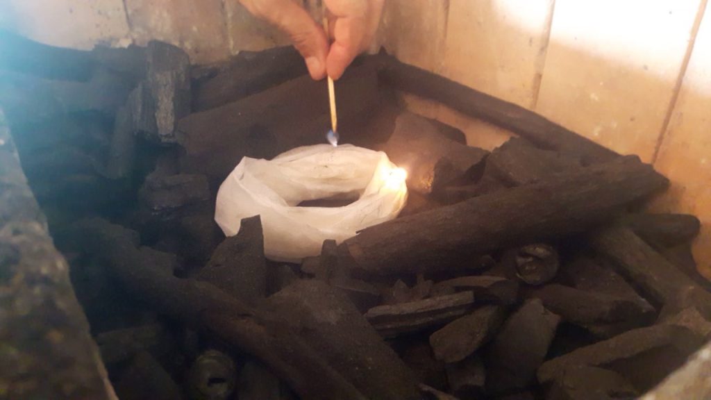 Técnica para acender a churrasqueira usando apenas papel enrolado promete facilitar o preparo do fogo e reduzir o excesso de fumaça