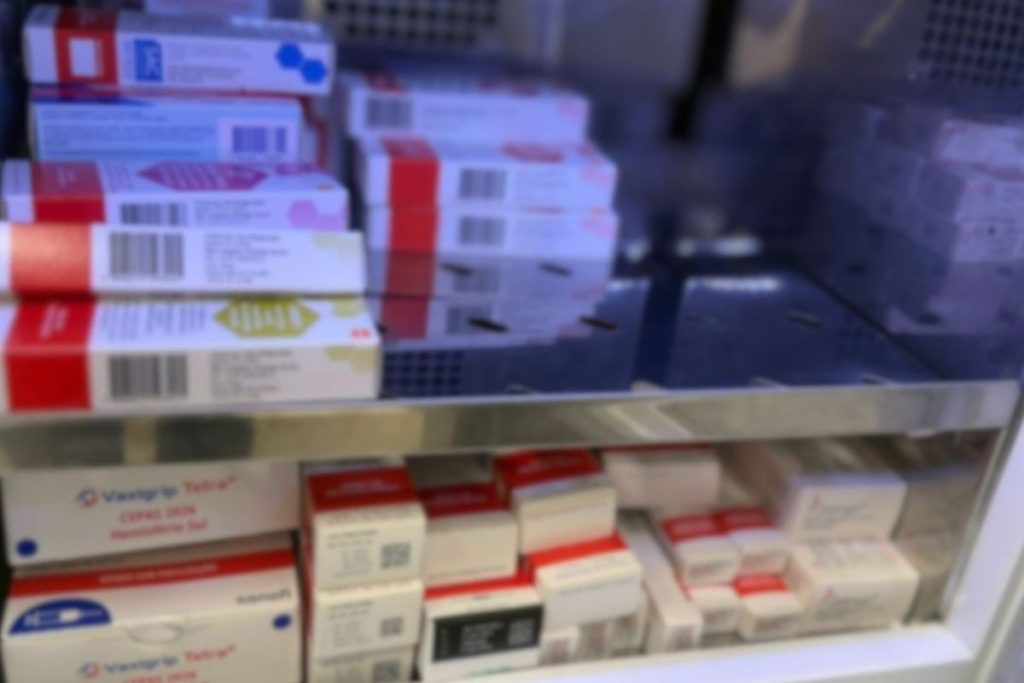 Caso veio à tona após o responsável pela criança solicitar as embalagens dos imunizantes aplicados e identificar que uma delas estava vencida. Farmacêutica