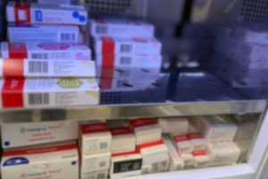 Caso veio à tona após o responsável pela criança solicitar as embalagens dos imunizantes aplicados e identificar que uma delas estava vencida. Farmacêutica
