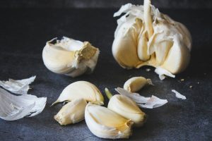 Queimar cascas de alho: para que serve e por que é recomendado
