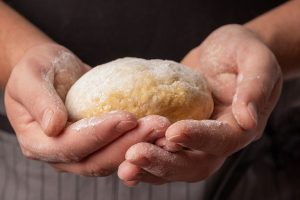 O pão que não vai ao forno e fica pronto em apenas 6 minutos combina praticidade, poucos ingredientes e preparo direto na frigideira