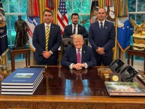 Trump diz que situação política no Brasil é perigosa e se confunde sobre Bolsonaros