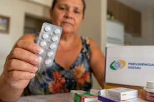 idosa tomando remédios controlados